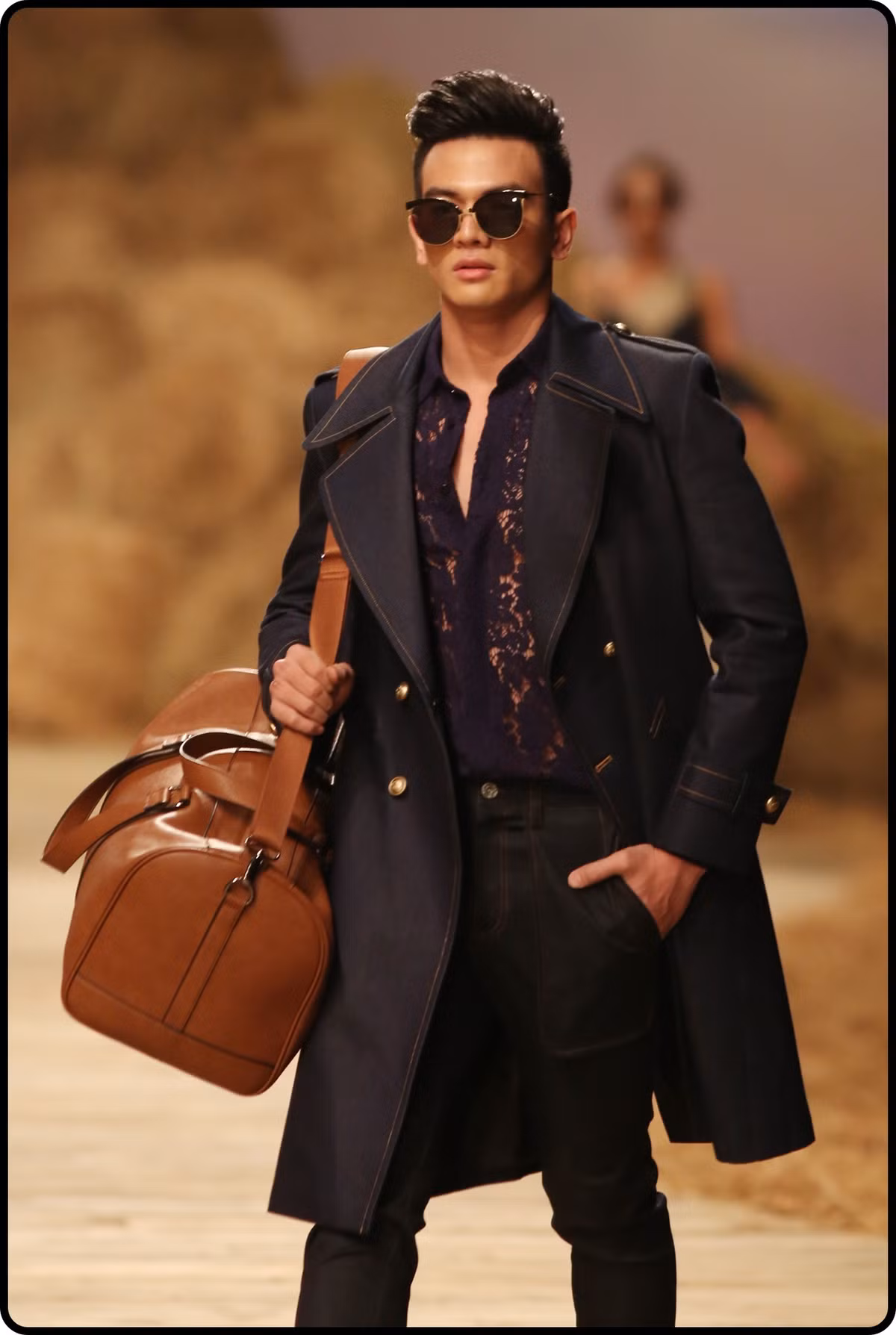 Vest jean kết hợp sơ mi ren cho nam giới.