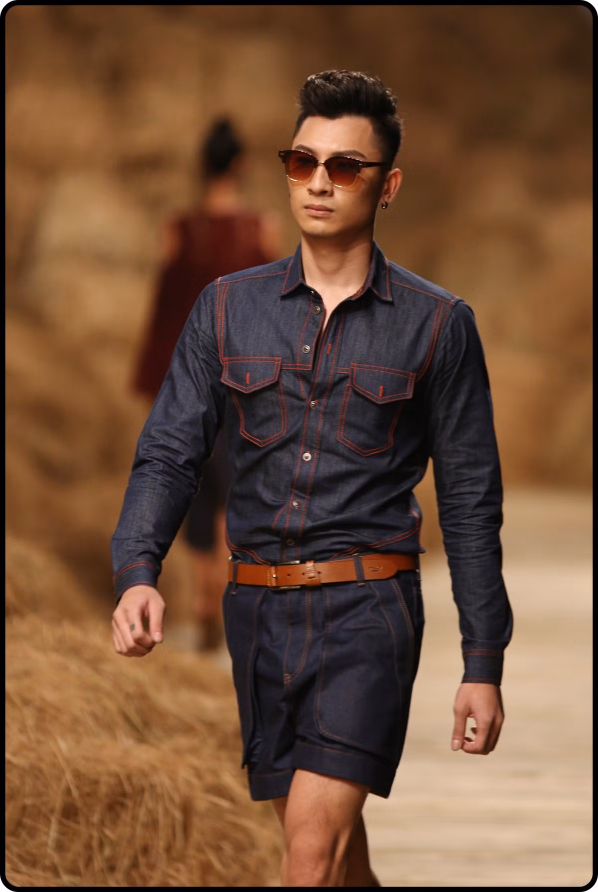 Ở trang phục dành cho nam giới, tinh thần đơn giản, mạnh mẽ được Đỗ Mạnh Cường truyền tải qua từng thiết kế, từng đường kim mũi chỉ.