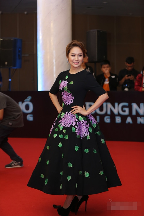 Diễn viên Thanh Thúy mặc chiếc đầm không phù hợp với chiều cao.