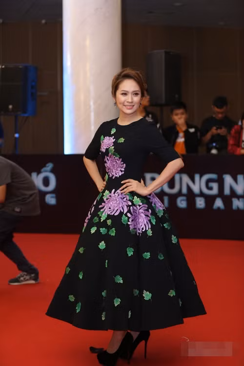 Diễn viên Thanh Thúy mặc chiếc đầm không phù hợp với chiều cao.