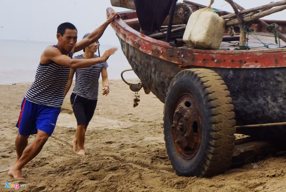 Thanh Hóa vẫn còn 1.232 phương tiện với 6.958 lao động đang hoạt động trên biển từ Quảng Ninh đến Bình Thuận. Các phương tiện này đang giữ liên lạc và tìm cách trú ẩn. Ảnh: Nguyễn Dương.