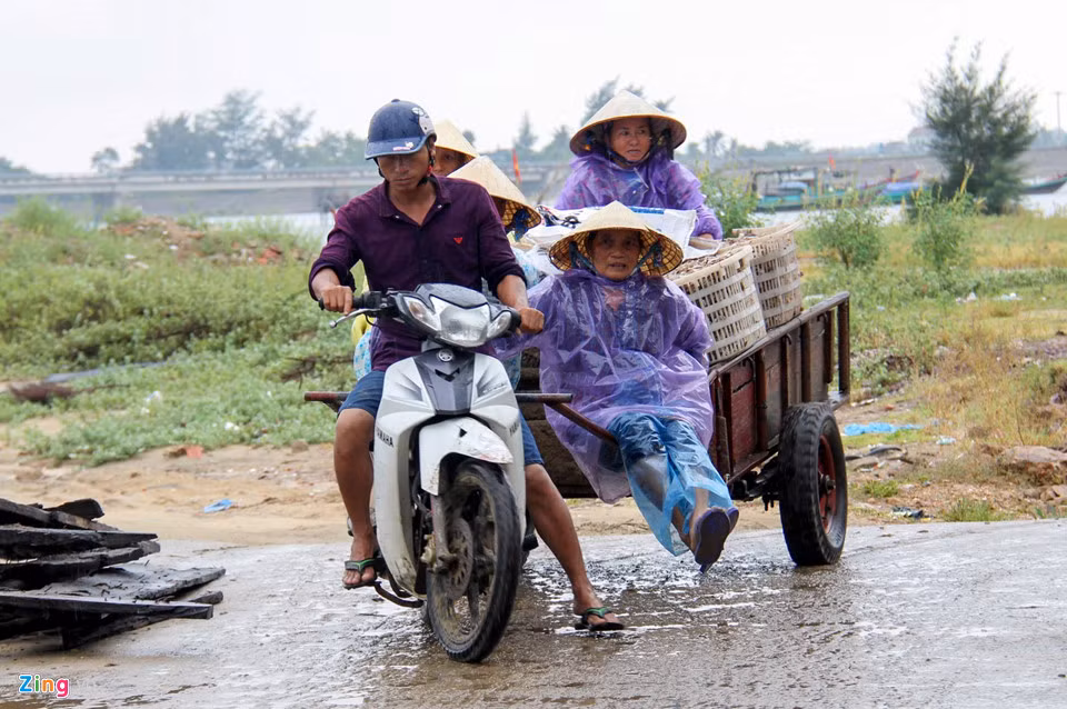 Tại Quảng Bình, người dân cũng di chuyển tới nơi an toàn. Ảnh: Văn Được.