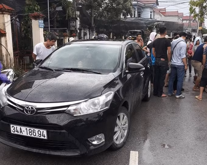 Chiếc Vios màu đen mang BKS 34A-18694 của Ph.