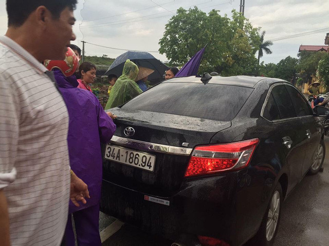 Chiếc Vios màu đen của đối tượng nghi bắt cóc trẻ em ở Hưng Yên.