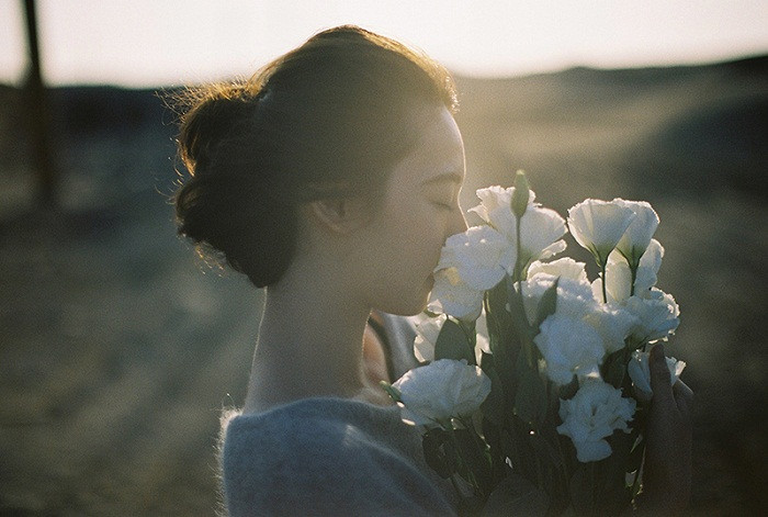 Phu nu niu keo dan ong la tu ha thap ban than minh-Hinh-2