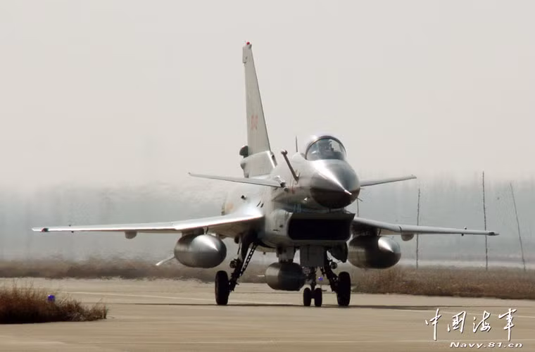 Hiện Không quân Trung Quốc có trong biên chế khoảng 240 chiếc J-10 các biến thể trong khi hải quân sở hữu khoảng 24 chiếc.