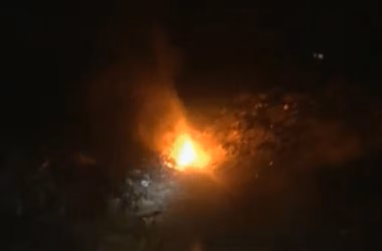 Chiếc J-10 rơi xuống đất gây ra vụ cháy nổ lớn khi trên máy bay còn tới 2,5 tấn nhiên liệu và gần 200 quả đạn pháo 30mm (trong thân máy bay).