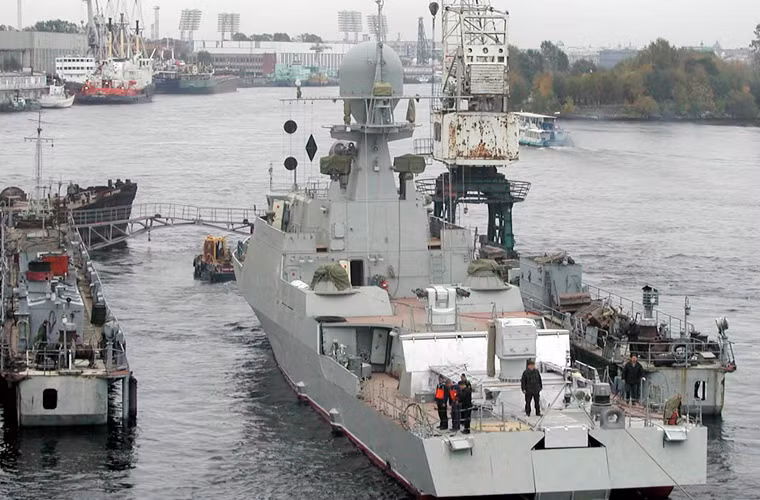 “Nhỏ mà có võ” – sức mạnh của Buyan-M Project 21631 là cực kỳ khủng khiếp. Phía sau thượng tầng là nơi đặt tổ hợp tên lửa hành trình Kalibr. Việc bố trí hơi kỳ lạ như vậy (thường các tàu chiến sẽ bố trí tổ hợp tên lửa phóng đứng phía trước thượng tầng) do kích cỡ nhỏ nhắn của tàu, không gian phía trước là khá hạn hẹp.