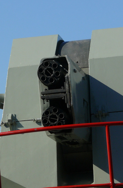 Đặc biệt, trên Buyan-M được trang bị tổ hợp pháo phòng không siêu tốc AK-630M1-2 thiết kế với hai nòng pháo GSh-6-30 6 nòng cỡ 30mm cực kỳ hiệu quả trong tác chiến chống tên lửa diệt hạm bay thấp, mục tiêu trên không ở cự ly gần.