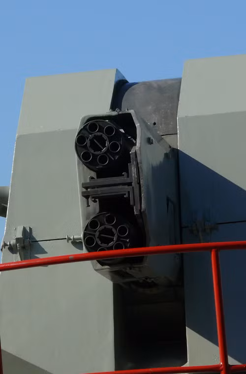 Đặc biệt, trên Buyan-M được trang bị tổ hợp pháo phòng không siêu tốc AK-630M1-2 thiết kế với hai nòng pháo GSh-6-30 6 nòng cỡ 30mm cực kỳ hiệu quả trong tác chiến chống tên lửa diệt hạm bay thấp, mục tiêu trên không ở cự ly gần.