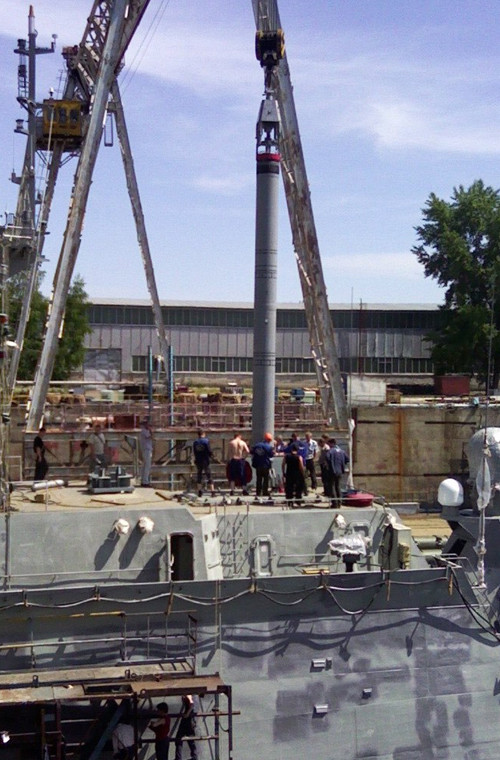 Trong ảnh, đạn tên lửa Kalibr đang được cần cẩu nạp vào bệ phóng đứng UKSK trên tàu hộ vệ lớp Buyan-M.