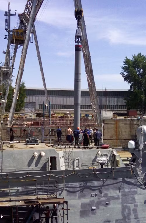 Trong ảnh, đạn tên lửa Kalibr đang được cần cẩu nạp vào bệ phóng đứng UKSK trên tàu hộ vệ lớp Buyan-M.