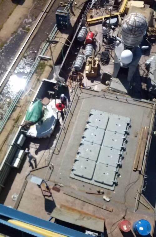 Các đạn tên lửa của tổ hợp Kalibr được đặt trong hệ thống phóng thẳng đứng UKSK hình hộp.