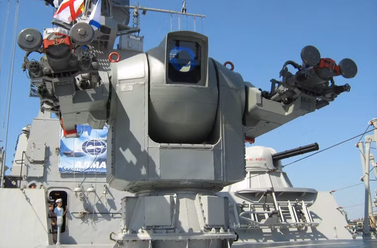 Ngoài tổ hợp tên lửa hành trình Kalibr, Buyan-M Project 21631 được tích hợp hàng loạt công nghệ vũ khí tối tân khác đảm bảo khả năng phòng thủ. Trong ảnh là module chiến đấu hệ thống tên lửa phòng không 3M-47 Gibka, trên nó được tích hợp hệ thống ngắm mục tiêu quang điện và hai "cánh tay" lắp tên lửa vác vai kiểu Igla hoặc Igla-S. Phạm vi tác chiến 5-6km, độ cao hạ mục tiêu 3,5-4km.