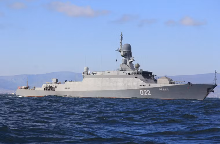 Không chỉ khiến người Mỹ phải sốc trước tên lửa 3M-14T Kalibr, Quân đội Nga còn tạo nên sự kinh ngạc với lớp tàu chiến mang phóng tên lửa. Trong khi, tên lửa Tomahawk chỉ có thể triển khai trên tàu chiến Aegis cỡ 9.000-10.000 tấn hoặc tàu ngầm hạt nhân cỡ lớn thì Kalibr có thể tích hợp trên tàu cỡ nhỏ. Cụ thể, lớp Buyan-M chỉ có lượng giãn nước chưa tới 1.000 tấn còn Gepard là 2.000 tấn. Thực sự, đây là bước đột phá công nghệ, nghệ thuật tác chiến hải quân của Hải quân Nga. Các tàu chiến nhỏ sở hữu khả năng tấn công không hề thua kém tàu chiến cỡ lớn.