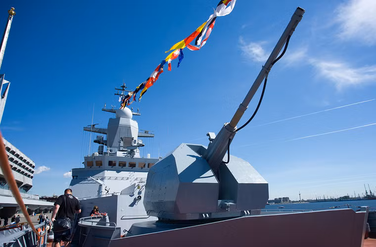 Một điểm đáng ngạc nhiên nữa trên tàu chiến Buyan-M là nó được trang bị pháo hạm cỡ 100mm A190 - đây là bước đột phá công nghệ thu gọn pháo hạm cỡ lớn của người Nga lắp lên tàu nhỏ. Trước kia, pháo cỡ 100-130mm chỉ thể lắp trên tàu cỡ 5.000-6.000 tấn trở lên thì nay có thể lắp trên tàu chưa tới 1.000 tấn. Pháo 100mm A190 vượt trội tầm bắn so với AK-176 76,2mm, phạm vi tác chiến tới 20km, sức công phá mạnh hơn, tốc độ bắn 80 phát/phút.