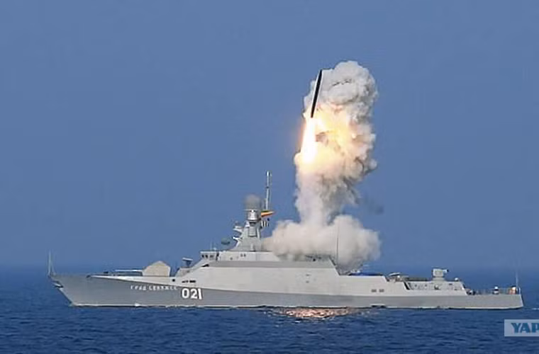 Tổ hợp Kalibr trên tàu chiến Buyan-M được trang bị hai loại đạn tên lửa gồm: Đạn chống hạm 3M-54T đạt tầm bắn phóng 440-660km, tốc độ bay siêu âm Mach 2,9, mang đầu đạn 200kg; đạn đối đất 3M-14T đạt tầm bắn 1.500-2.500km, tốc độ cận âm Mach 0,8, mang đầu đạn 450kg. Tùy từng nhiệm vụ tác chiến mà một hoặc cả hai loại tên lửa sẽ được lắp vào bệ UKSK.