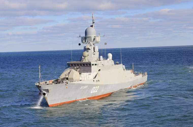 Con tàu được trang bị hai động cơ diesel Zvezda M520 và hệ thống đẩy Pumpjet cho tốc độ hành trình tối đa 26 hải lý/h, tầm hoạt động 4.300km với vận tốc kinh tế 12 hải lý/h, dự trữ hành trình 10 ngày.