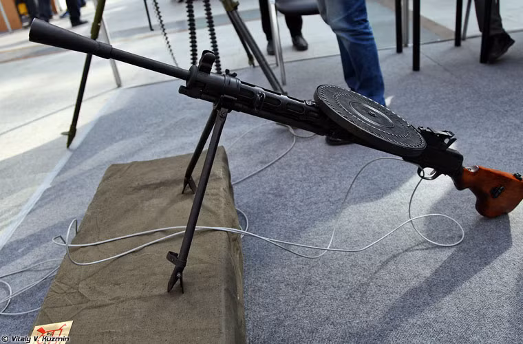 Khẩu trung liên Degtyaryov DP-27Skh tuy đã ngừng sử dụng từ lâu nhưng vẫn được đem tới triển lãm này.