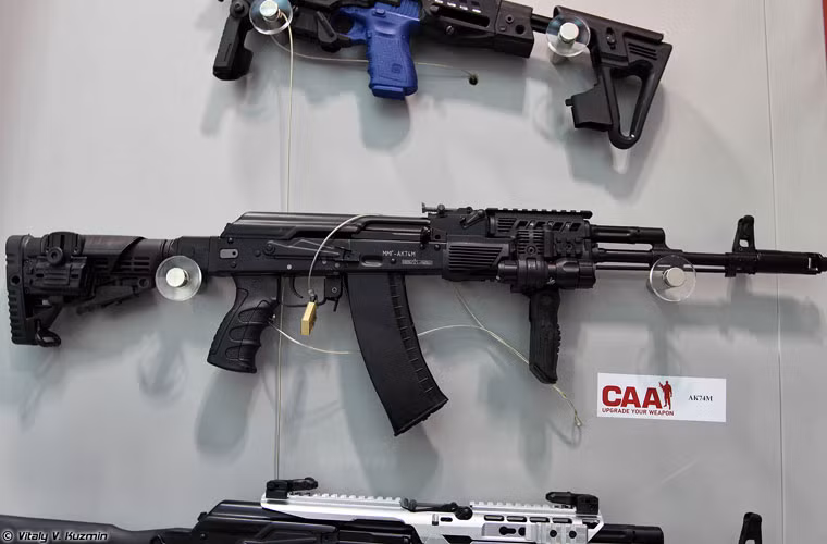 Khẩu súng trường tiến công AK-74M do công ty CAA Tactical nâng cấp.
