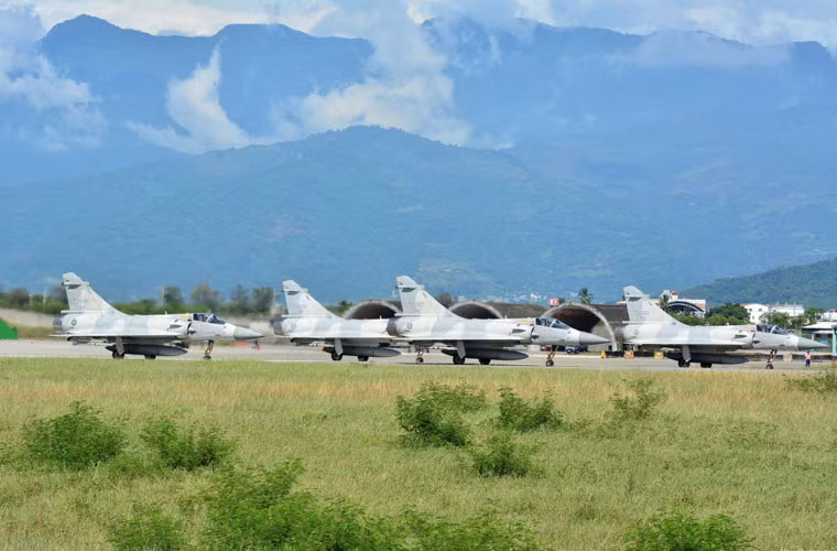 Cho tới thời điểm hiện tại, tuy số Mirage 2000-5 vẫn được duy trì phục vụ đầy đủ nhưng Đài Loan gặp không ít khó khăn trong vài năm qua về vấn đề chi phí phụ tùng quá đắt đỏ, giá trị giờ bay cao khiến mức độ sẵn sàng chiến đấu thấp.