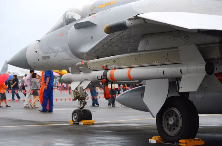 Theo các thông tin được công bố, Đài Loan mua hai loại tên lửa không đối không cho Mirage 2000-5 gồm: 960 quả đạn đối không tầm trung MICA và 480 quả đạn đối không tầm ngắn Magic II. Trong ảnh là đạn tên lửa Magic II có tầm phóng từ 0,3-15km, độ cao hạ mục tiêu tới 11km, dẫn đường hồng ngoại.