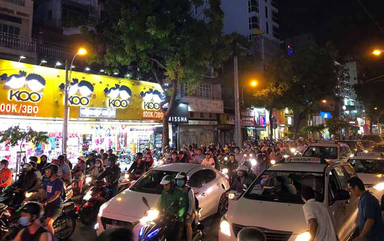 Cũng trong tối cùng ngày, hàng loạt ki - ốt, mái che của người dân trên đường Phan Văn Trị (quận Gò Vấp) đã bị gió quật ngã trong cơn giông mưa giữa mùa khô ở TP HCM.