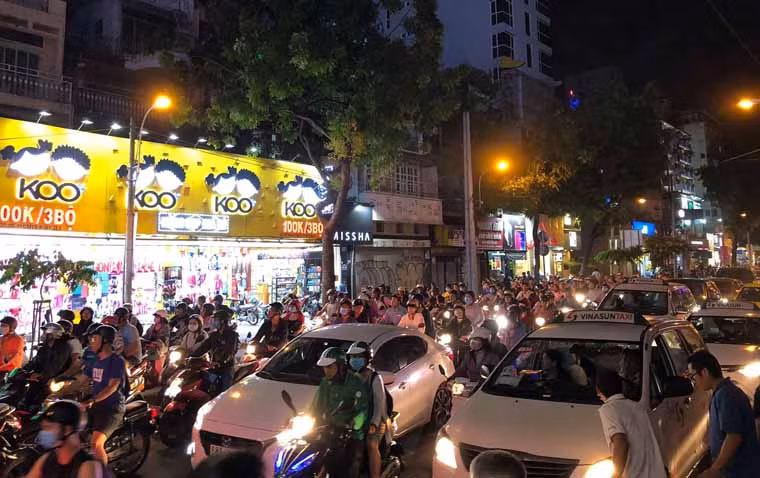 Cũng trong tối cùng ngày, hàng loạt ki - ốt, mái che của người dân trên đường Phan Văn Trị (quận Gò Vấp) đã bị gió quật ngã trong cơn giông mưa giữa mùa khô ở TP HCM.