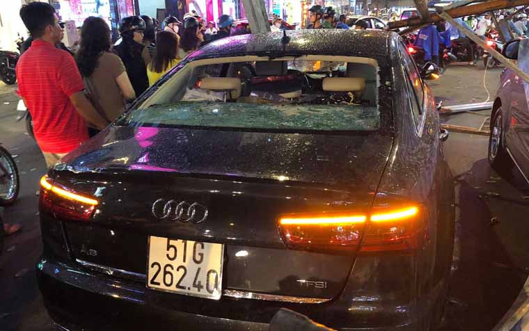 Bên trong 2 chiếc ô tô ngoài tài xế còn có nhiều người đi cùng nhưng rất may tất cả đều nhanh chóng thoát khỏi xe nên không ai bị thương; riêng 1 người đi xe máy cũng chỉ bị trầy xước nhẹ.