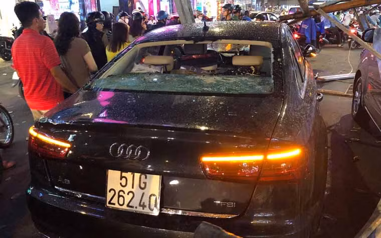 Bên trong 2 chiếc ô tô ngoài tài xế còn có nhiều người đi cùng nhưng rất may tất cả đều nhanh chóng thoát khỏi xe nên không ai bị thương; riêng 1 người đi xe máy cũng chỉ bị trầy xước nhẹ.