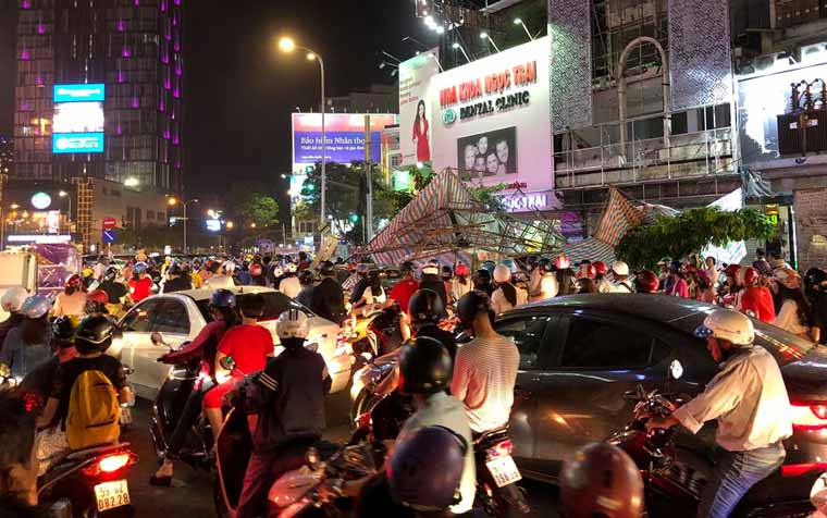 Theo một số người dân quanh khu vực, giàn giáo xảy ra sự cố đổ sập được lắp ráp để phục vụ sửa chữa căn nhà tại địa chỉ nói trên.