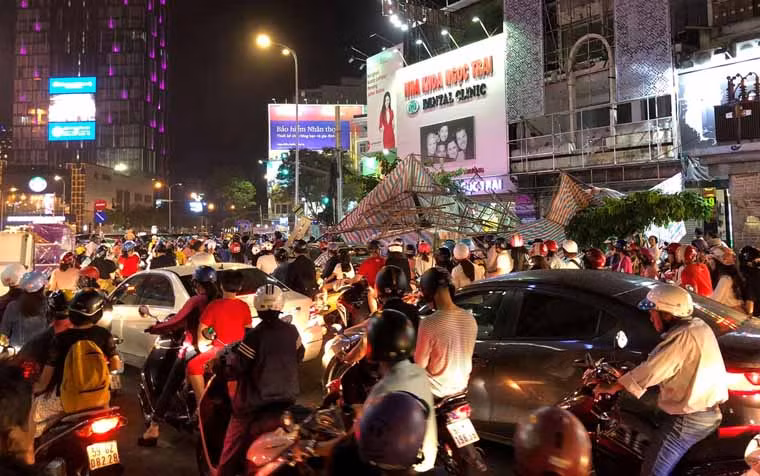 Theo một số người dân quanh khu vực, giàn giáo xảy ra sự cố đổ sập được lắp ráp để phục vụ sửa chữa căn nhà tại địa chỉ nói trên.