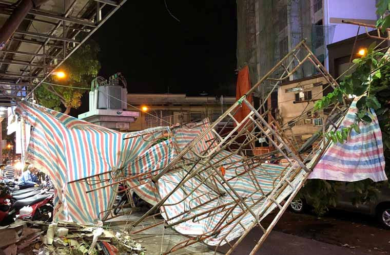 Thời điểm này, khi dòng phương tiện đang dừng chờ đèn đỏ thì bất ngờ giàn giáo cao gần 10 mét trước nhà số 16 - 17 đường Cách Mạng Tháng Tám (phường Bến Thành, quận 1) đổ ập ra đường...