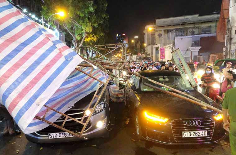 Khối giàn giáo đồ sộ đè lên 2 ô tô và 1 xe máy đang dừng chờ đèn tín hiệu tại khu vực nói trên.