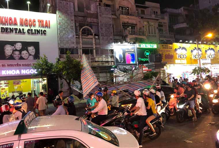 Sự cố khiến nhiều người đi đường đang dừng chờ đèn đỏ một phen hoảng loạn.