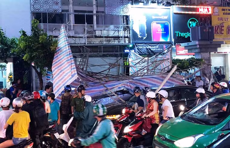 Đến 22h khuya nay 9/3, cơ quan chức năng quận 1, TP HCM vẫn đang khẩn trương thu dọn hiện trường, khắc phục sự cố giàn giáo đổ sập trong cơn giông gió, kèm mưa trái mùa xảy ra trên đường Cách Mạng Tháng 8 (ngay ngã 6 Phù Đổng), phường Bến Thành, quận 1.