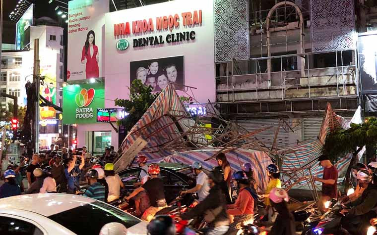 Trước đó, sau cả ngày nắng nóng ngột ngạt lên đến gần 40 độ C, đến 19h30 tối 9/3, nhiều khu vực ở TP HCM có giông gió rất lớn, kèm theo mưa...