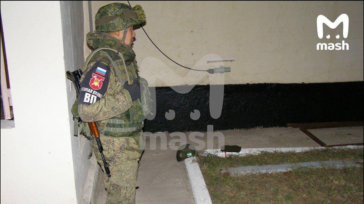 Siberian Times đưa tin, Ramil Shamsudinov, 20 tuổi, đến từ thị trấn Vagai, vùng Tyumen và đã phục vụ trong quân đội 4 tháng. Sau khi gây án, đối tượng này liền chạy trốn khỏi căn cứ về phía ngôi làng Gorniy-1 trước khi bị bắt giữ. Ảnh: Mash.