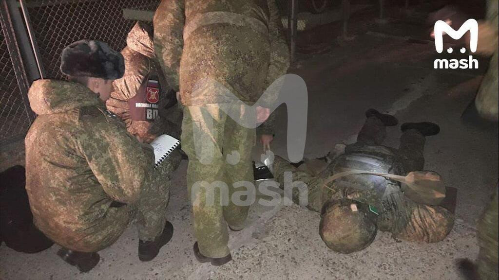 Hiện chưa rõ động cơ nào khiến Shamsutdinov ra tay tàn bạo như vậy, bởi từ nhỏ y đã mong muốn được phục vụ trong quân đội. Tuy nhiên, hãng Interfax dẫn nguồn tin quân sự cho biết, quân nhân này dường như trải qua một cơn suy nhược thần kinh và không làm chủ được hành động. Ảnh: Mash.