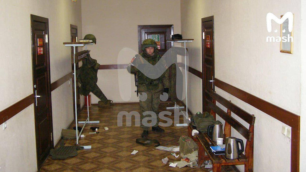 Theo tuyên bố của Ủy ban Điều tra Liên bang Nga, binh sĩ này xả súng vào các đồng nghiệp tại một đồn trú quân sự thuộc khu vực Zabaikalsky, làm chết 8 người, bao gồm 5 lính nghĩa vụ quân sự, 1 lính hợp đồng, và 2 sĩ quan. Ngoài ra, hai nhân viên quân sự khác bị thương được đã đưa tới bệnh viện. Ảnh: Mash.