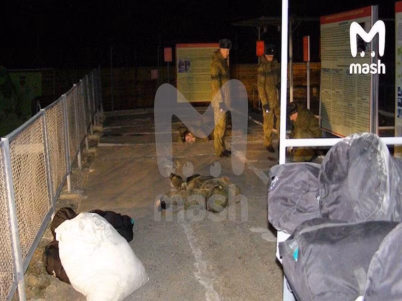 Ngay sau khi vụ tấn công xảy ra, các nhà điều tra của Bộ Quốc phòng do Thứ trưởng Bộ Quốc phòng Nga, Tướng Andrey Kartapolov, dẫn đầu đã lên đường đến hiện trường vụ nổ súng. Tại hiện trường, nhiều thi thể nằm la liệt trên mặt đất. Ảnh: Mash.