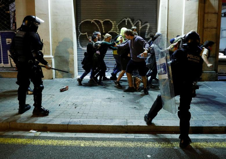 Ngoài ra, một lệnh bắt giữ mới được ban hành đối với cựu lãnh đạo Catalonia Carles Puigdemont, người đã trốn sang Bỉ vào tháng 10/2017 để tránh bị truy tố với cáo buộc tội xúi giục và lạm dụng quỹ công.