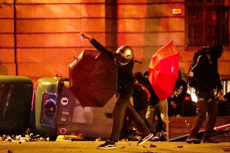 "Chính phủ sẽ bảo vệ hiến pháp Tây Ban Nha và cùng tồn tại hòa bình, nhưng sẽ không bị lôi kéo vào tình hình căng thẳng đang bùng phát", Thủ tướng Sanchez nói.