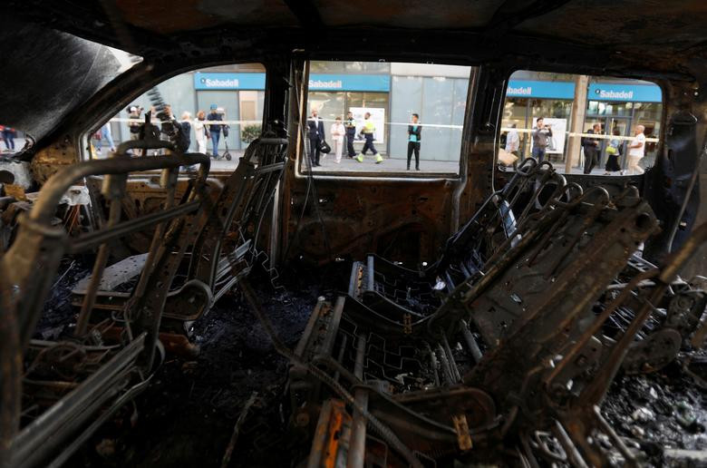 Bên trong một chiếc ô tô bị cháy rụi ngày 17/10.