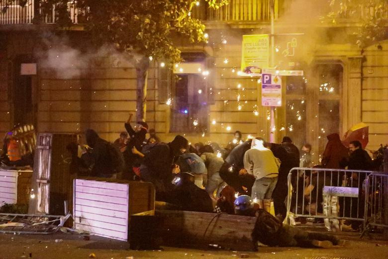 Khi truyền hình chiếu cảnh đường phố Catalan chìm trong biển lửa và những người biểu tình ném vật thể vào cảnh sát chống bạo động, Thủ tướng Tây Ban Nha Pedro Sánchez khẳng định chính phủ của ông sẽ không bị kích động vì những hành vi khiêu khích này.