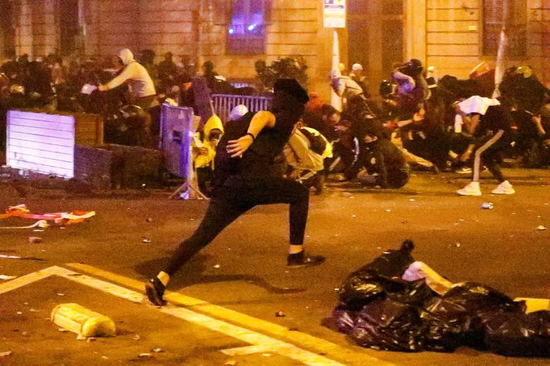 Ngày 16/10, hàng chục nghìn người đã tập trung ngoài đường phố trung tâm Barcelona để phản đối phán quyết trên của tòa án tối cao. Những người biểu tình quá khích còn đố‌t xe ô tô và ném vật liệu gây chá‌y vào lực lượng cảnh sát trong đêm bạo loạn thứ ba liên tiếp tại Catalan.