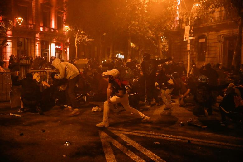 Ba người khác bị kết tội không tuân thủ luật pháp và bị phạt, nhưng không bị bỏ tù. Theo BBC, cả 12 bị cáo đều phủ nhận cáo buộc.