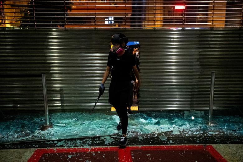 Một người biểu tình phá cửa bước vào văn phòng chính quyền Cheung Sha Wan Ở Sham Shui Po hôm 1/10.