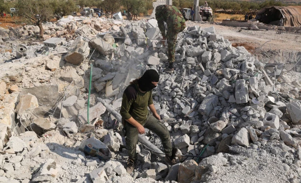 Có thể thấy, khung cảnh đổ nát tại hiện trường nơi chiến dịch tiêu diệt al-Baghadadi diễn ra. Ngôi nhà mà hắn trú ẩn bị "xóa sổ", chỉ còn lại đống gạch vỡ ngổn ngang.