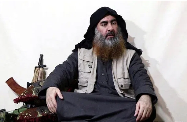 Tên Abu Bakr al-Baghdadi, sinh tại Iraq, trở thành thủ lĩnh của nhóm khủng bố IS vào năm 2010. Dưới sự chỉ huy của hắn, phiến quân IS chiến đấu chống lại lực lượng chính phủ Iraq và Syria, chiếm quyền kiểm soát nhiều vùng đất tại hai quốc gia Trung Đông này trước khi bị đánh bại.